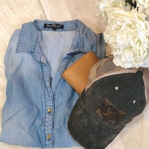 Ladies chambray button up shirt. Size S.